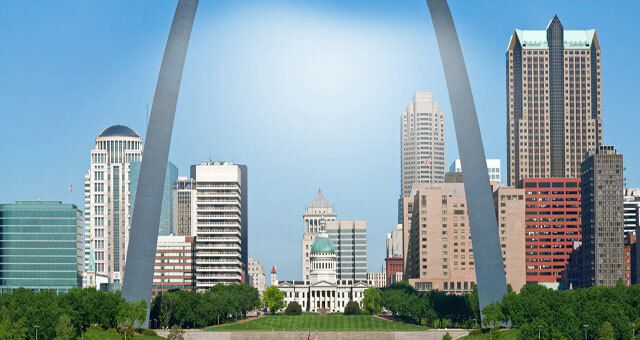 St. Louis Arch in foreground with buildings and Eagleton Courthouse in background